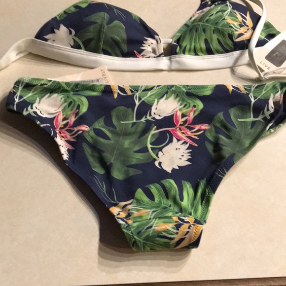 NWT lively Bikini poolside print with whisper white trim - Picture 6 of 6